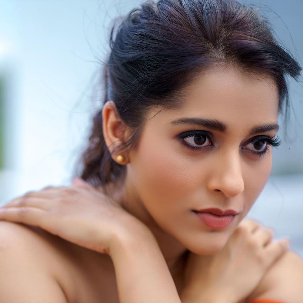 రష్మి గౌతమ్ గురించి ప్రత్యేకంగ చెప్పాల్సిన అవసరం లేదు. ఇండస్ట్రీకి ఎప్పుడో వచ్చిన ఈటీవీలో వచ్చే జబర్దస్త్ షో తో బాగా పాపులర్ అయ్యారు. తెలుగు రాష్ట్రాల్లో మంచి క్రేజ్ సంపాదించుకున్నారు ముద్దుగుమ్మ.