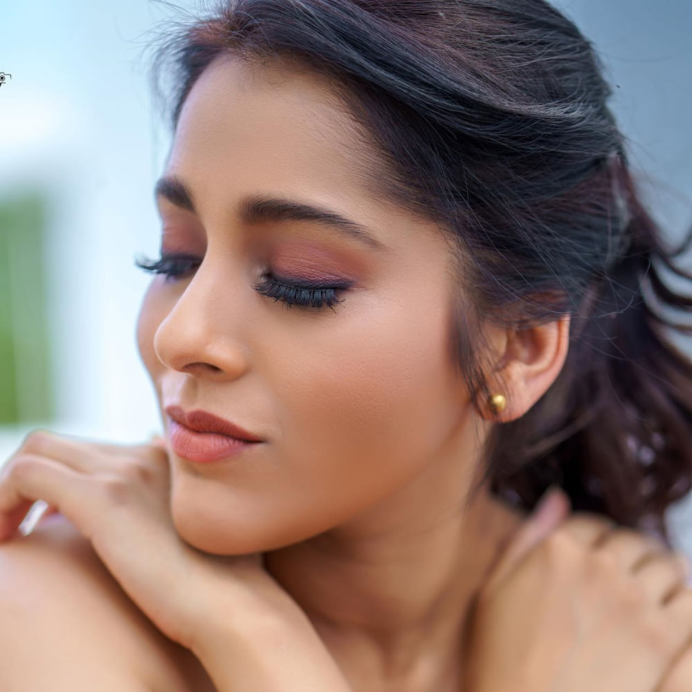 రష్మి గౌతమ్ గురించి ప్రత్యేకంగ చెప్పాల్సిన అవసరం లేదు. ఇండస్ట్రీకి ఎప్పుడో వచ్చిన ఈటీవీలో వచ్చే జబర్దస్త్ షో తో బాగా పాపులర్ అయ్యారు. తెలుగు రాష్ట్రాల్లో మంచి క్రేజ్ సంపాదించుకున్నారు ముద్దుగుమ్మ.