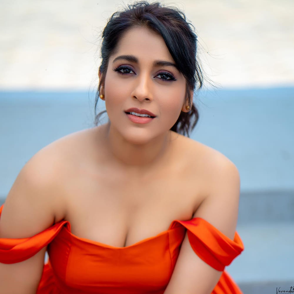 రష్మి గౌతమ్ గురించి ప్రత్యేకంగ చెప్పాల్సిన అవసరం లేదు. ఇండస్ట్రీకి ఎప్పుడో వచ్చిన ఈటీవీలో వచ్చే జబర్దస్త్ షో తో బాగా పాపులర్ అయ్యారు. తెలుగు రాష్ట్రాల్లో మంచి క్రేజ్ సంపాదించుకున్నారు ముద్దుగుమ్మ.