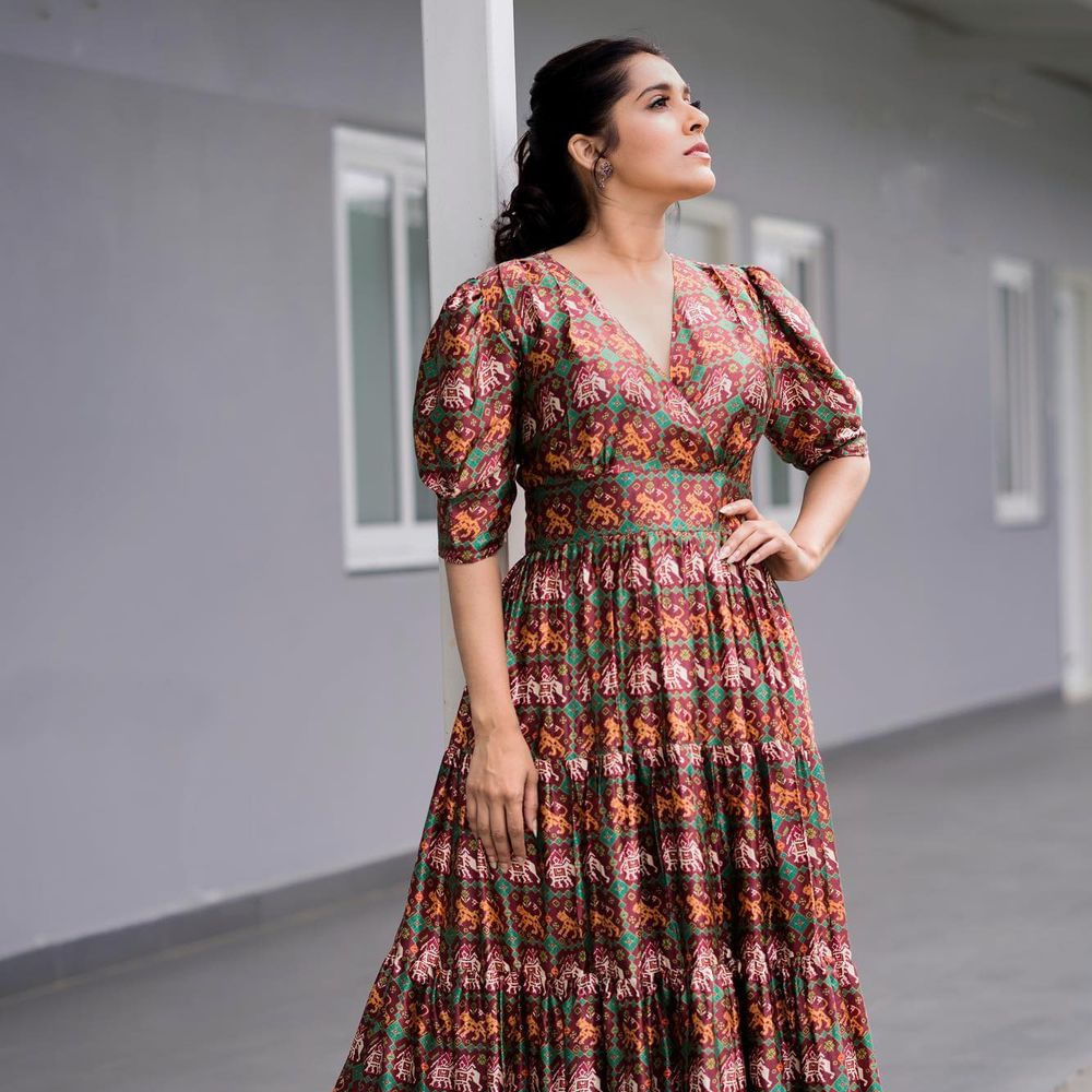 స్టార్ యాంకర్ రష్మీ గౌతమ్ అంటే తెలియని వారుండరు. తన అందం, యాంకరింగ్ తో ప్రేక్షకులను అలరిస్తుంది ఈ భామ. ఈవెంట్స్, టీవీ షోలతో ఎప్పుడూ బిజీగా గడుపుతుంది ఈ భామ. గుంటూరు టాకీస్, అంతకు మించి, బొమ్మ బ్లాక్ బస్టర్ వంటి చిత్రాల్లో హీరోయిన్ గా నటించింది ఈ అమ్మడు. ఎప్పుడూ సోషల్‌ మీడియాలోనూ యాక్టివ్‌గా ఉంటూ ఫొటోస్ షేర్ చేస్తూ అభిమానులను ఖుషి చేస్తుంది ఈ ముద్దుగుమ్మ.