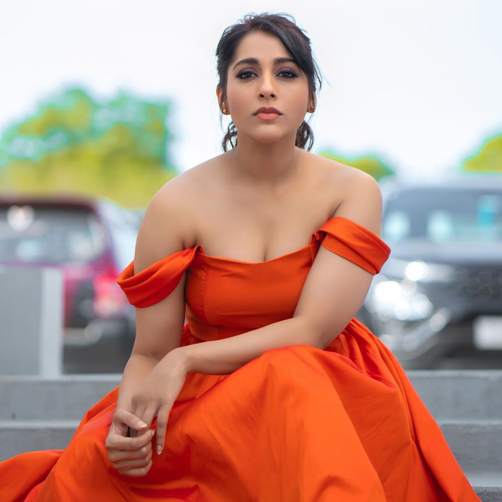 రష్మి గౌతమ్ గురించి ప్రత్యేకంగ చెప్పాల్సిన అవసరం లేదు. ఇండస్ట్రీకి ఎప్పుడో వచ్చిన ఈటీవీలో వచ్చే జబర్దస్త్ షో తో బాగా పాపులర్ అయ్యారు. తెలుగు రాష్ట్రాల్లో మంచి క్రేజ్ సంపాదించుకున్నారు ముద్దుగుమ్మ.