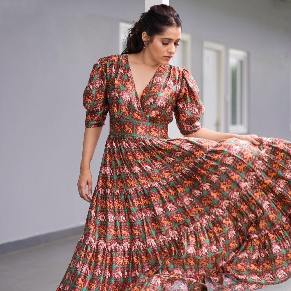 స్టార్ యాంకర్ రష్మీ గౌతమ్ అంటే తెలియని వారుండరు. తన అందం, యాంకరింగ్ తో ప్రేక్షకులను అలరిస్తుంది ఈ భామ. ఈవెంట్స్, టీవీ షోలతో ఎప్పుడూ బిజీగా గడుపుతుంది ఈ భామ. గుంటూరు టాకీస్, అంతకు మించి, బొమ్మ బ్లాక్ బస్టర్ వంటి చిత్రాల్లో హీరోయిన్ గా నటించింది ఈ అమ్మడు. ఎప్పుడూ సోషల్‌ మీడియాలోనూ యాక్టివ్‌గా ఉంటూ ఫొటోస్ షేర్ చేస్తూ అభిమానులను ఖుషి చేస్తుంది ఈ ముద్దుగుమ్మ.