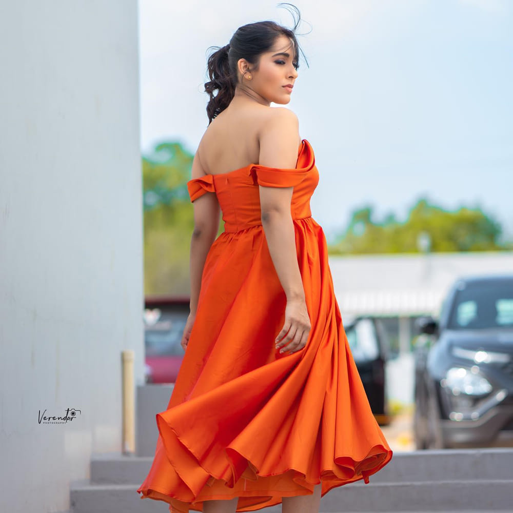 రష్మి గౌతమ్ గురించి ప్రత్యేకంగ చెప్పాల్సిన అవసరం లేదు. ఇండస్ట్రీకి ఎప్పుడో వచ్చిన ఈటీవీలో వచ్చే జబర్దస్త్ షో తో బాగా పాపులర్ అయ్యారు. తెలుగు రాష్ట్రాల్లో మంచి క్రేజ్ సంపాదించుకున్నారు ముద్దుగుమ్మ.