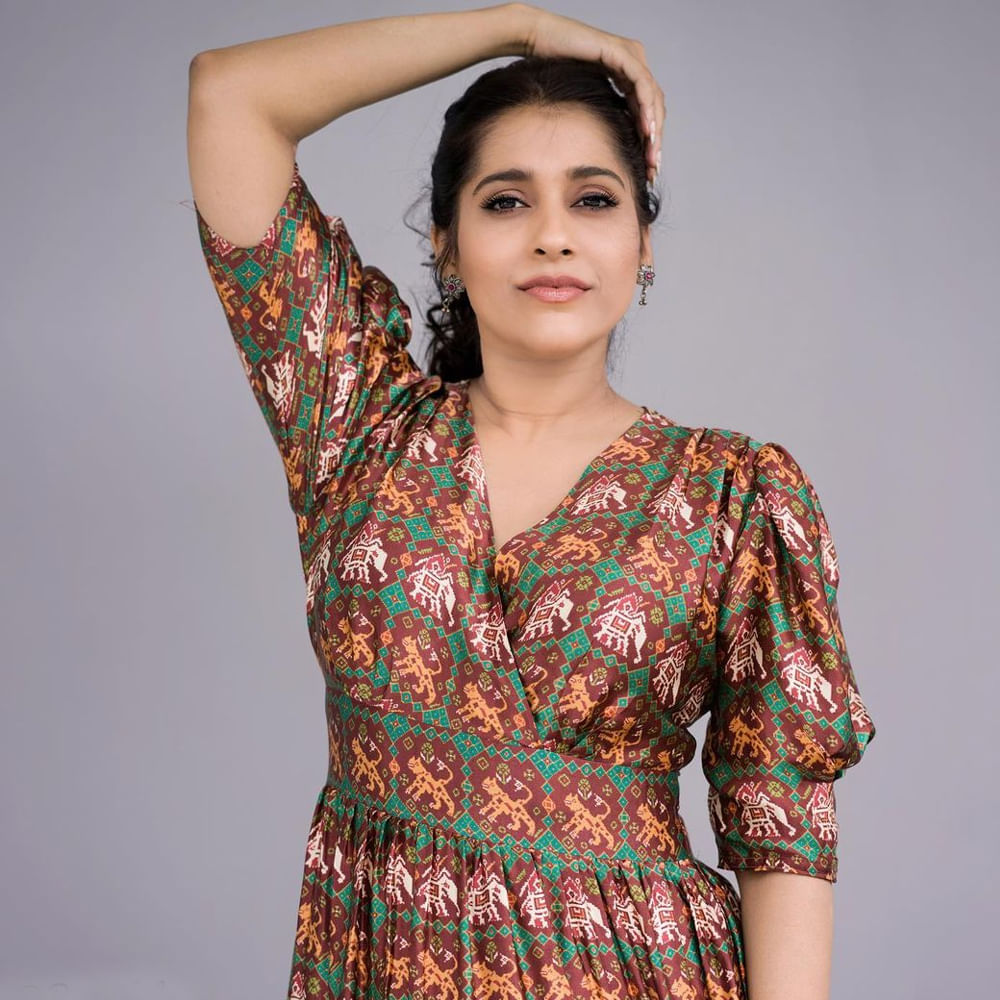 స్టార్ యాంకర్ రష్మీ గౌతమ్ అంటే తెలియని వారుండరు. తన అందం, యాంకరింగ్ తో ప్రేక్షకులను అలరిస్తుంది ఈ భామ. ఈవెంట్స్, టీవీ షోలతో ఎప్పుడూ బిజీగా గడుపుతుంది ఈ భామ. గుంటూరు టాకీస్, అంతకు మించి, బొమ్మ బ్లాక్ బస్టర్ వంటి చిత్రాల్లో హీరోయిన్ గా నటించింది ఈ అమ్మడు. ఎప్పుడూ సోషల్‌ మీడియాలోనూ యాక్టివ్‌గా ఉంటూ ఫొటోస్ షేర్ చేస్తూ అభిమానులను ఖుషి చేస్తుంది ఈ ముద్దుగుమ్మ.