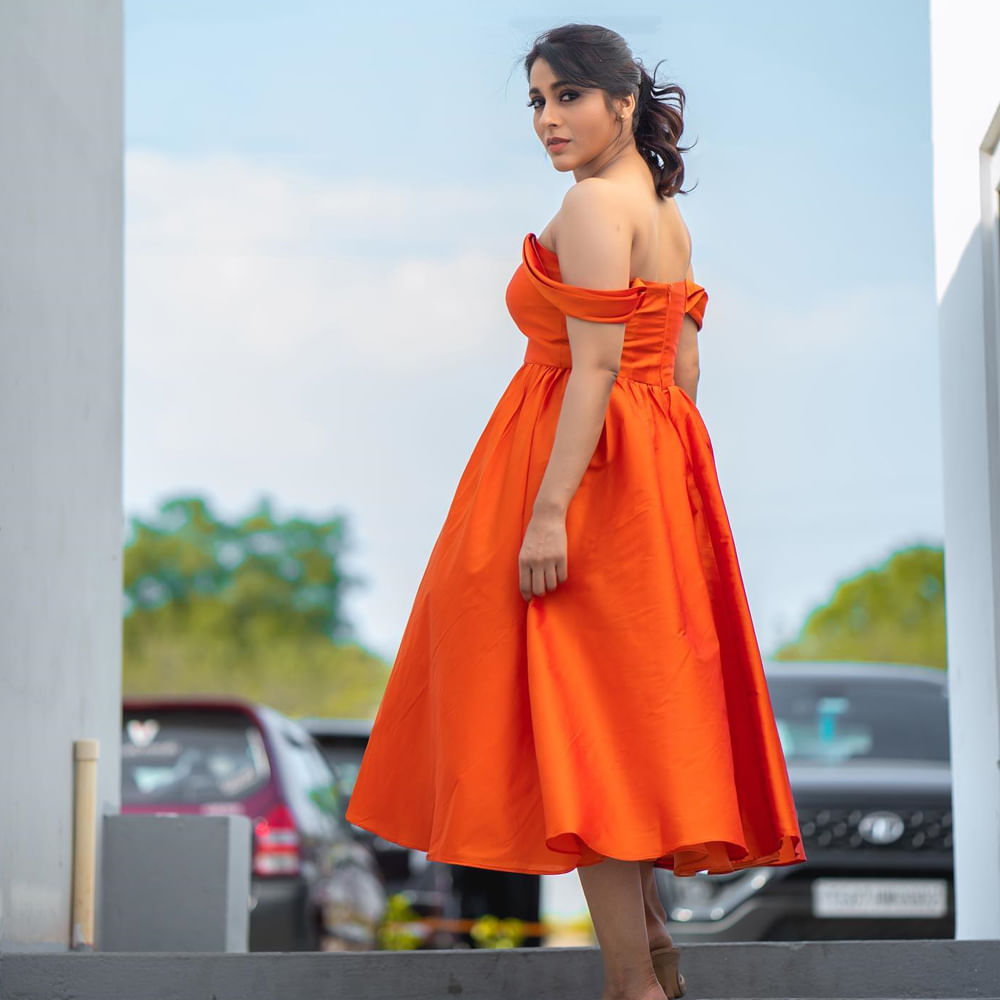 రష్మి గౌతమ్ గురించి ప్రత్యేకంగ చెప్పాల్సిన అవసరం లేదు. ఇండస్ట్రీకి ఎప్పుడో వచ్చిన ఈటీవీలో వచ్చే జబర్దస్త్ షో తో బాగా పాపులర్ అయ్యారు. తెలుగు రాష్ట్రాల్లో మంచి క్రేజ్ సంపాదించుకున్నారు ముద్దుగుమ్మ.