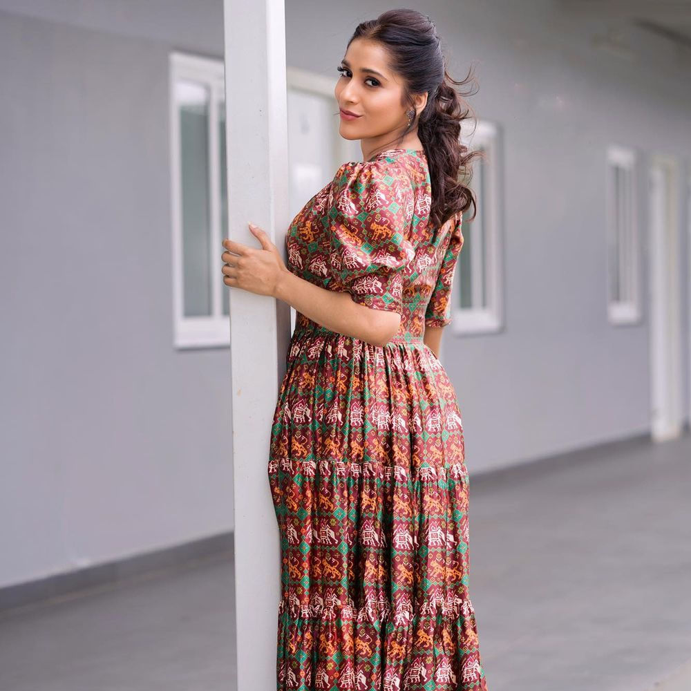 స్టార్ యాంకర్ రష్మీ గౌతమ్ అంటే తెలియని వారుండరు. తన అందం, యాంకరింగ్ తో ప్రేక్షకులను అలరిస్తుంది ఈ భామ. ఈవెంట్స్, టీవీ షోలతో ఎప్పుడూ బిజీగా గడుపుతుంది ఈ భామ. గుంటూరు టాకీస్, అంతకు మించి, బొమ్మ బ్లాక్ బస్టర్ వంటి చిత్రాల్లో హీరోయిన్ గా నటించింది ఈ అమ్మడు. ఎప్పుడూ సోషల్‌ మీడియాలోనూ యాక్టివ్‌గా ఉంటూ ఫొటోస్ షేర్ చేస్తూ అభిమానులను ఖుషి చేస్తుంది ఈ ముద్దుగుమ్మ.