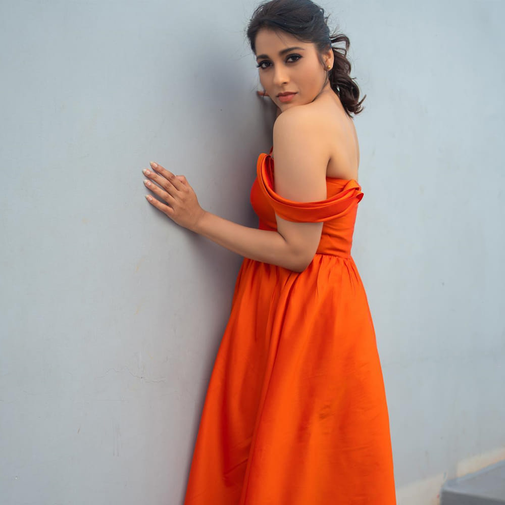 రష్మి గౌతమ్ గురించి ప్రత్యేకంగ చెప్పాల్సిన అవసరం లేదు. ఇండస్ట్రీకి ఎప్పుడో వచ్చిన ఈటీవీలో వచ్చే జబర్దస్త్ షో తో బాగా పాపులర్ అయ్యారు. తెలుగు రాష్ట్రాల్లో మంచి క్రేజ్ సంపాదించుకున్నారు ముద్దుగుమ్మ.