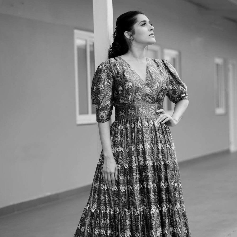 స్టార్ యాంకర్ రష్మీ గౌతమ్ అంటే తెలియని వారుండరు. తన అందం, యాంకరింగ్ తో ప్రేక్షకులను అలరిస్తుంది ఈ భామ. ఈవెంట్స్, టీవీ షోలతో ఎప్పుడూ బిజీగా గడుపుతుంది ఈ భామ. గుంటూరు టాకీస్, అంతకు మించి, బొమ్మ బ్లాక్ బస్టర్ వంటి చిత్రాల్లో హీరోయిన్ గా నటించింది ఈ అమ్మడు. ఎప్పుడూ సోషల్‌ మీడియాలోనూ యాక్టివ్‌గా ఉంటూ ఫొటోస్ షేర్ చేస్తూ అభిమానులను ఖుషి చేస్తుంది ఈ ముద్దుగుమ్మ.