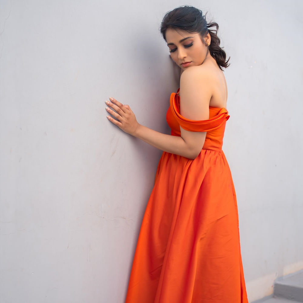 రష్మి గౌతమ్ గురించి ప్రత్యేకంగ చెప్పాల్సిన అవసరం లేదు. ఇండస్ట్రీకి ఎప్పుడో వచ్చిన ఈటీవీలో వచ్చే జబర్దస్త్ షో తో బాగా పాపులర్ అయ్యారు. తెలుగు రాష్ట్రాల్లో మంచి క్రేజ్ సంపాదించుకున్నారు ముద్దుగుమ్మ.