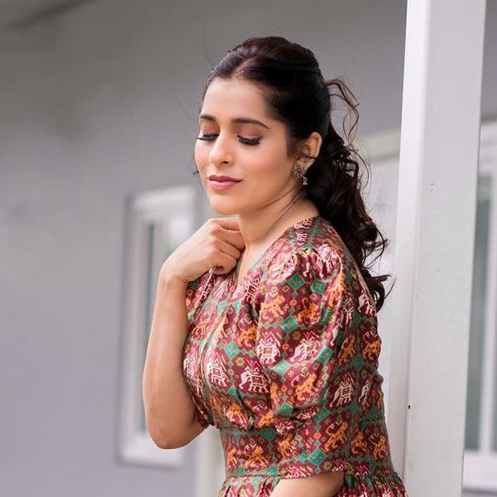 స్టార్ యాంకర్ రష్మీ గౌతమ్ అంటే తెలియని వారుండరు. తన అందం, యాంకరింగ్ తో ప్రేక్షకులను అలరిస్తుంది ఈ భామ. ఈవెంట్స్, టీవీ షోలతో ఎప్పుడూ బిజీగా గడుపుతుంది ఈ భామ. గుంటూరు టాకీస్, అంతకు మించి, బొమ్మ బ్లాక్ బస్టర్ వంటి చిత్రాల్లో హీరోయిన్ గా నటించింది ఈ అమ్మడు. ఎప్పుడూ సోషల్‌ మీడియాలోనూ యాక్టివ్‌గా ఉంటూ ఫొటోస్ షేర్ చేస్తూ అభిమానులను ఖుషి చేస్తుంది ఈ ముద్దుగుమ్మ.