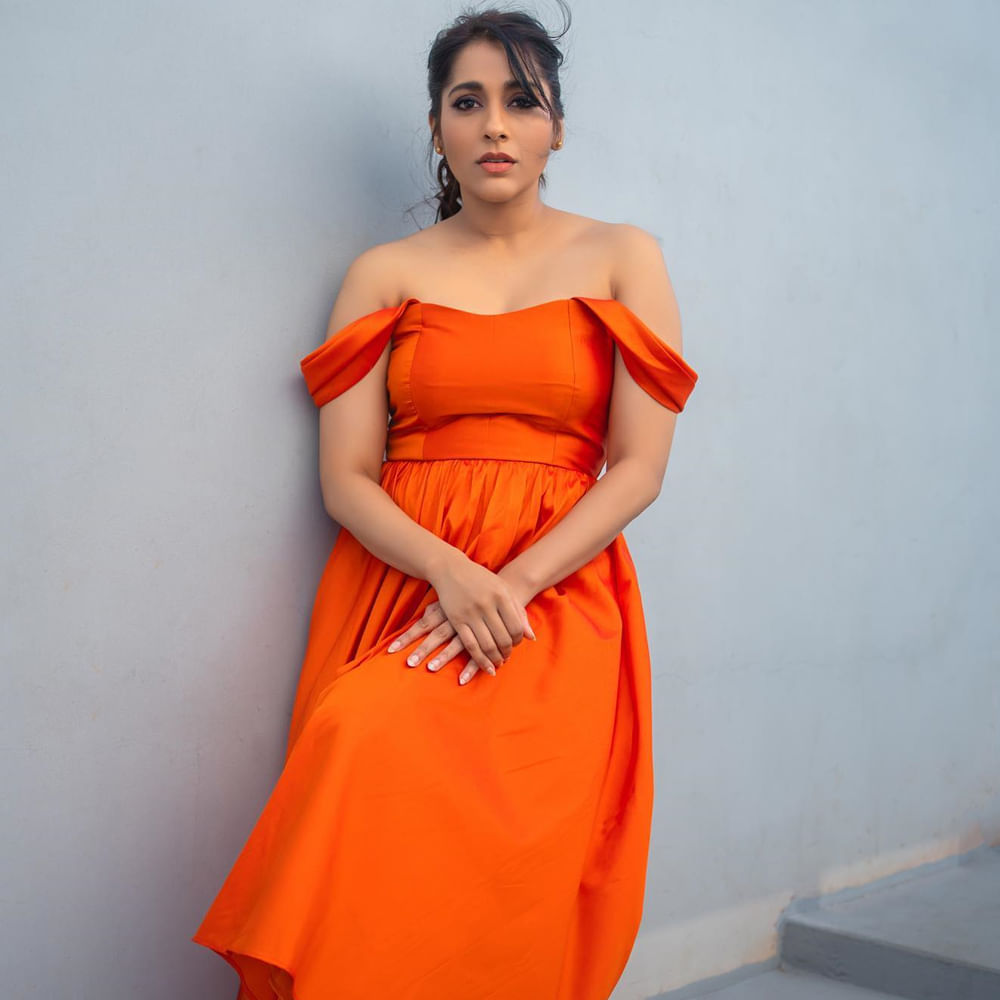 రష్మి గౌతమ్ గురించి ప్రత్యేకంగ చెప్పాల్సిన అవసరం లేదు. ఇండస్ట్రీకి ఎప్పుడో వచ్చిన ఈటీవీలో వచ్చే జబర్దస్త్ షో తో బాగా పాపులర్ అయ్యారు. తెలుగు రాష్ట్రాల్లో మంచి క్రేజ్ సంపాదించుకున్నారు ముద్దుగుమ్మ.