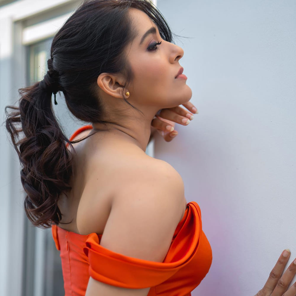 రష్మి గౌతమ్ గురించి ప్రత్యేకంగ చెప్పాల్సిన అవసరం లేదు. ఇండస్ట్రీకి ఎప్పుడో వచ్చిన ఈటీవీలో వచ్చే జబర్దస్త్ షో తో బాగా పాపులర్ అయ్యారు. తెలుగు రాష్ట్రాల్లో మంచి క్రేజ్ సంపాదించుకున్నారు ముద్దుగుమ్మ.