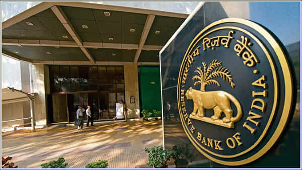 RBI: గరిష్ట బ్యాంకు బ్యాలెన్స్పై ఆర్బీఐ కొత్త నిబంధన!! అసలు విషయం ఏంటంటే..
