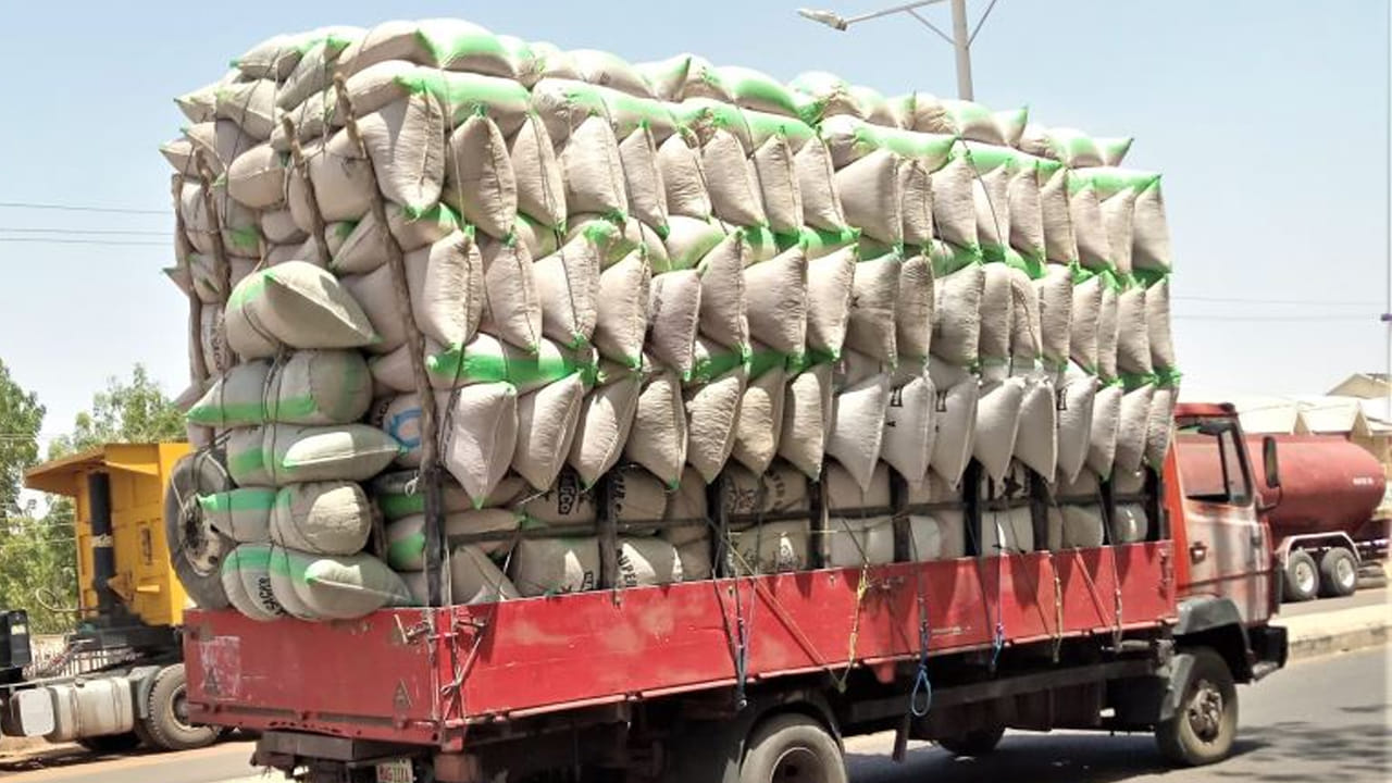 Hyderabad: పై నుంచి చూస్తే తౌడు బస్తాలు, అనుమానంతో చెక్ చేయగా.. లోపల రూ. 2 కోట్ల విలువైన..