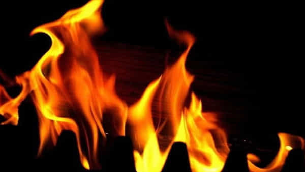 Telangana: ఫాదర్స్ డే రోజున దారుణం.. భార్యపై కోపంతో కూతురిని మంటల్లో తోసేసిన తండ్రి.. చికిత్స పొందుతూ బాలిక మృతి