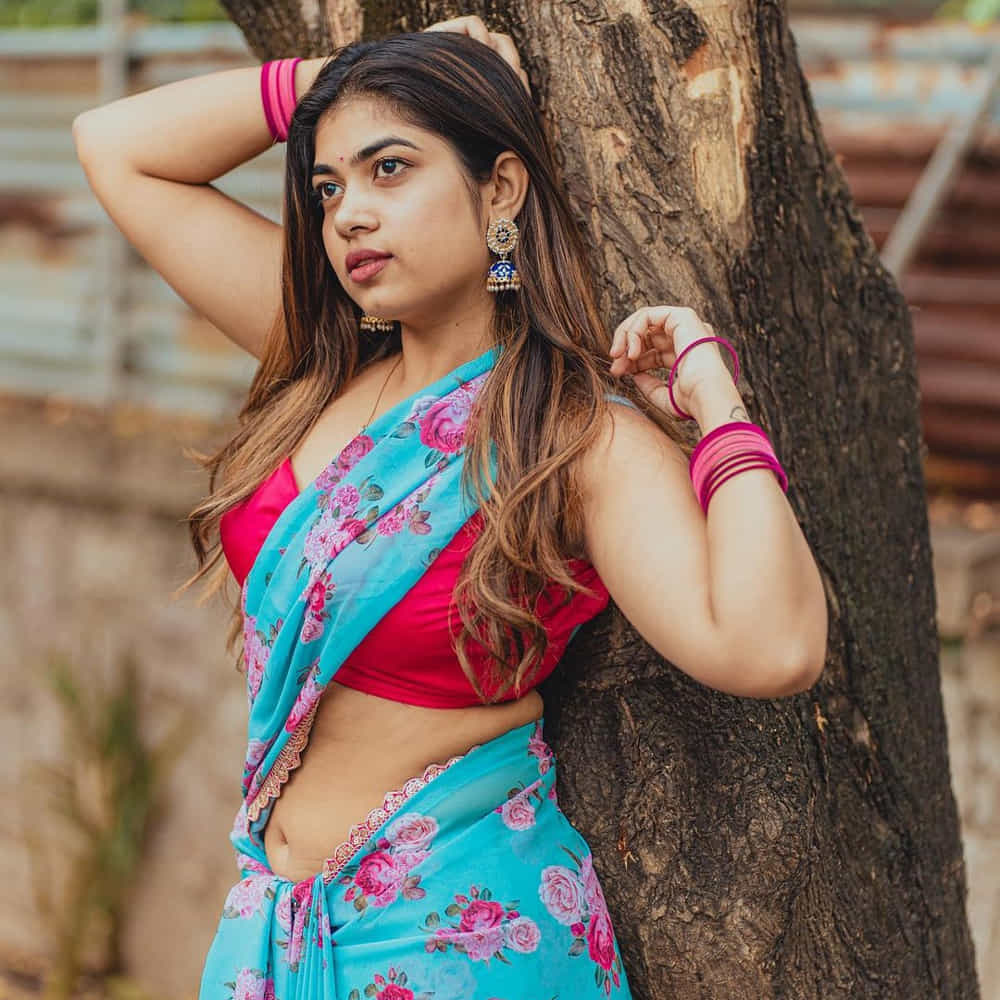 బుల్లి తెర బ్యూటీ రీతూ చౌదరి గురించి అందరికీ తెలిసే ఉంటుంది. యాంకర్గా కెరీర్ మొదలు పెట్టి.. సీరియల్స్లో తన నటనతో ఆకట్టుకుని రీతూ. టీవీ సీరియల్స్ నుంచి జబర్ధస్త్ షో లోకి ఎంట్రీ ఇచ్చింది. ప్రస్తుతం జబర్దస్త్ షోలో రాణిస్తోంది గాయత్రి అలియాస్ రీతూ చౌదరి. లేడీ కమెడియన్గా సత్తా చాటుకుంటూ.. సోషల్ మీడియాలో తన అందంతో ఈ ముద్దుగుమ్మ కుర్రకారును ఆకట్టుకుంటోంది ఈ బ్యూటీ. తాజాగా రీతూ చౌదరి షేర్ చేసిన ఓ ఫొటో నెట్టింట తెగ వైరల్ అవుతోంది.