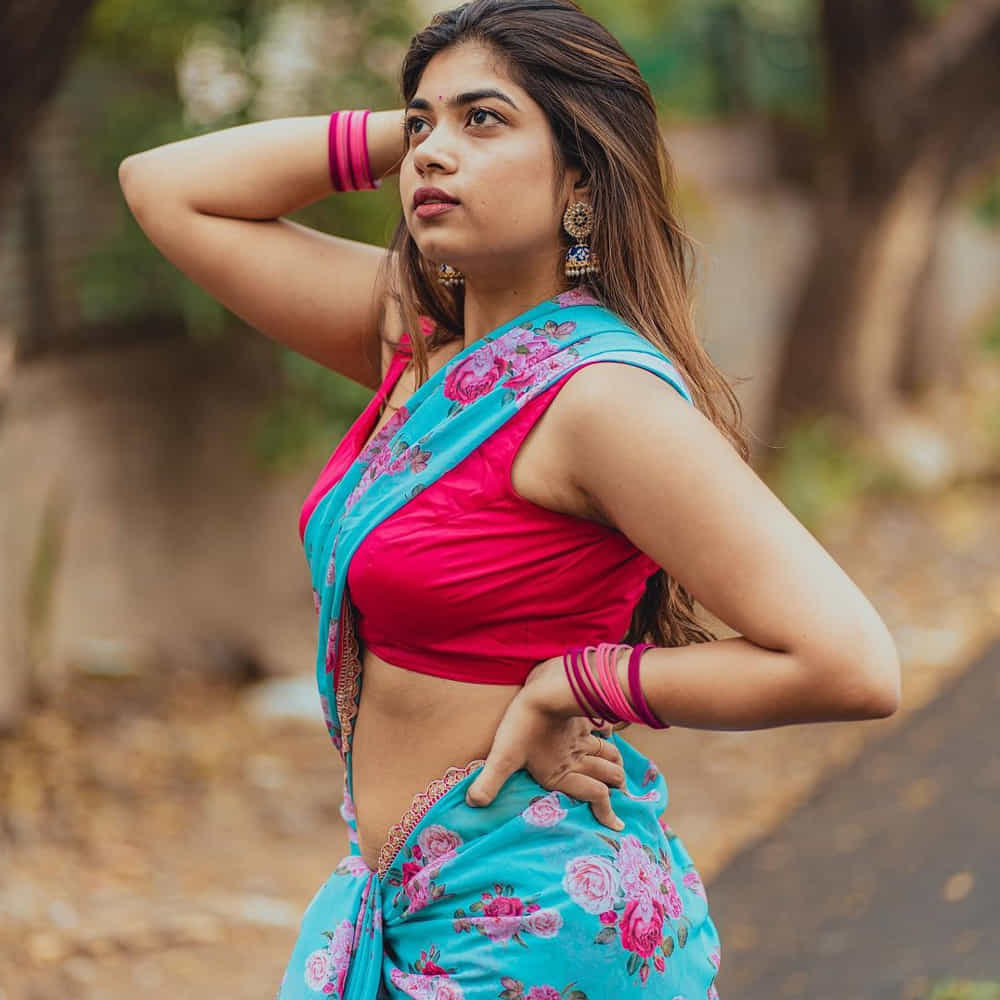 బుల్లి తెర బ్యూటీ రీతూ చౌదరి గురించి అందరికీ తెలిసే ఉంటుంది. యాంకర్గా కెరీర్ మొదలు పెట్టి.. సీరియల్స్లో తన నటనతో ఆకట్టుకుని రీతూ. టీవీ సీరియల్స్ నుంచి జబర్ధస్త్ షో లోకి ఎంట్రీ ఇచ్చింది. ప్రస్తుతం జబర్దస్త్ షోలో రాణిస్తోంది గాయత్రి అలియాస్ రీతూ చౌదరి. లేడీ కమెడియన్గా సత్తా చాటుకుంటూ.. సోషల్ మీడియాలో తన అందంతో ఈ ముద్దుగుమ్మ కుర్రకారును ఆకట్టుకుంటోంది ఈ బ్యూటీ. తాజాగా రీతూ చౌదరి షేర్ చేసిన ఓ ఫొటో నెట్టింట తెగ వైరల్ అవుతోంది.