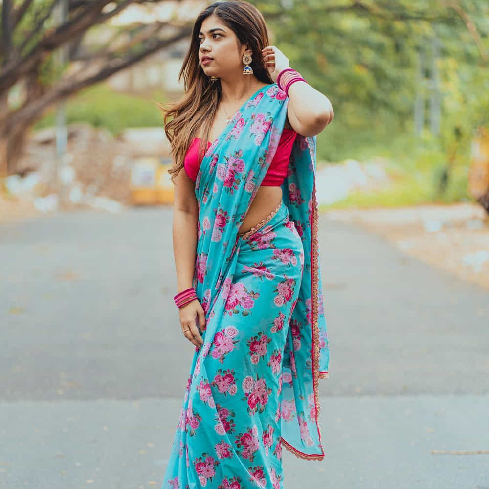 బుల్లి తెర బ్యూటీ రీతూ చౌదరి గురించి అందరికీ తెలిసే ఉంటుంది. యాంకర్గా కెరీర్ మొదలు పెట్టి.. సీరియల్స్లో తన నటనతో ఆకట్టుకుని రీతూ. టీవీ సీరియల్స్ నుంచి జబర్ధస్త్ షో లోకి ఎంట్రీ ఇచ్చింది. ప్రస్తుతం జబర్దస్త్ షోలో రాణిస్తోంది గాయత్రి అలియాస్ రీతూ చౌదరి. లేడీ కమెడియన్గా సత్తా చాటుకుంటూ.. సోషల్ మీడియాలో తన అందంతో ఈ ముద్దుగుమ్మ కుర్రకారును ఆకట్టుకుంటోంది ఈ బ్యూటీ. తాజాగా రీతూ చౌదరి షేర్ చేసిన ఓ ఫొటో నెట్టింట తెగ వైరల్ అవుతోంది.