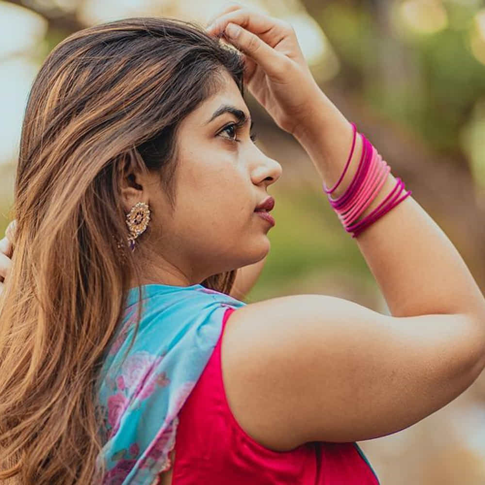 బుల్లి తెర బ్యూటీ రీతూ చౌదరి గురించి అందరికీ తెలిసే ఉంటుంది. యాంకర్గా కెరీర్ మొదలు పెట్టి.. సీరియల్స్లో తన నటనతో ఆకట్టుకుని రీతూ. టీవీ సీరియల్స్ నుంచి జబర్ధస్త్ షో లోకి ఎంట్రీ ఇచ్చింది. ప్రస్తుతం జబర్దస్త్ షోలో రాణిస్తోంది గాయత్రి అలియాస్ రీతూ చౌదరి. లేడీ కమెడియన్గా సత్తా చాటుకుంటూ.. సోషల్ మీడియాలో తన అందంతో ఈ ముద్దుగుమ్మ కుర్రకారును ఆకట్టుకుంటోంది ఈ బ్యూటీ. తాజాగా రీతూ చౌదరి షేర్ చేసిన ఓ ఫొటో నెట్టింట తెగ వైరల్ అవుతోంది.