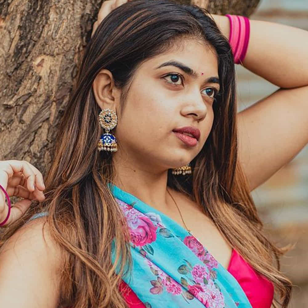బుల్లి తెర బ్యూటీ రీతూ చౌదరి గురించి అందరికీ తెలిసే ఉంటుంది. యాంకర్గా కెరీర్ మొదలు పెట్టి.. సీరియల్స్లో తన నటనతో ఆకట్టుకుని రీతూ. టీవీ సీరియల్స్ నుంచి జబర్ధస్త్ షో లోకి ఎంట్రీ ఇచ్చింది. ప్రస్తుతం జబర్దస్త్ షోలో రాణిస్తోంది గాయత్రి అలియాస్ రీతూ చౌదరి. లేడీ కమెడియన్గా సత్తా చాటుకుంటూ.. సోషల్ మీడియాలో తన అందంతో ఈ ముద్దుగుమ్మ కుర్రకారును ఆకట్టుకుంటోంది ఈ బ్యూటీ. తాజాగా రీతూ చౌదరి షేర్ చేసిన ఓ ఫొటో నెట్టింట తెగ వైరల్ అవుతోంది.