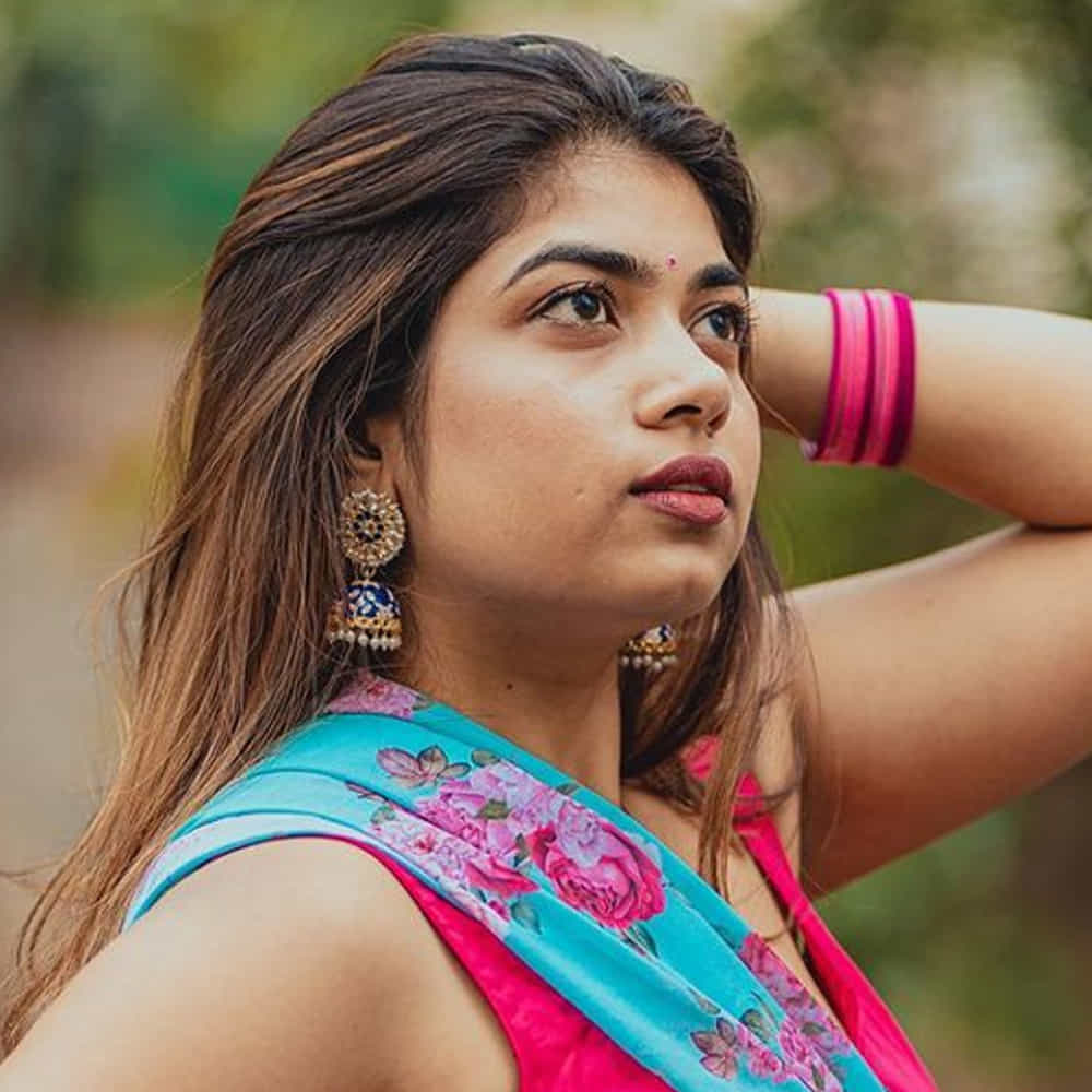 బుల్లి తెర బ్యూటీ రీతూ చౌదరి గురించి అందరికీ తెలిసే ఉంటుంది. యాంకర్గా కెరీర్ మొదలు పెట్టి.. సీరియల్స్లో తన నటనతో ఆకట్టుకుని రీతూ. టీవీ సీరియల్స్ నుంచి జబర్ధస్త్ షో లోకి ఎంట్రీ ఇచ్చింది. ప్రస్తుతం జబర్దస్త్ షోలో రాణిస్తోంది గాయత్రి అలియాస్ రీతూ చౌదరి. లేడీ కమెడియన్గా సత్తా చాటుకుంటూ.. సోషల్ మీడియాలో తన అందంతో ఈ ముద్దుగుమ్మ కుర్రకారును ఆకట్టుకుంటోంది ఈ బ్యూటీ. తాజాగా రీతూ చౌదరి షేర్ చేసిన ఓ ఫొటో నెట్టింట తెగ వైరల్ అవుతోంది.