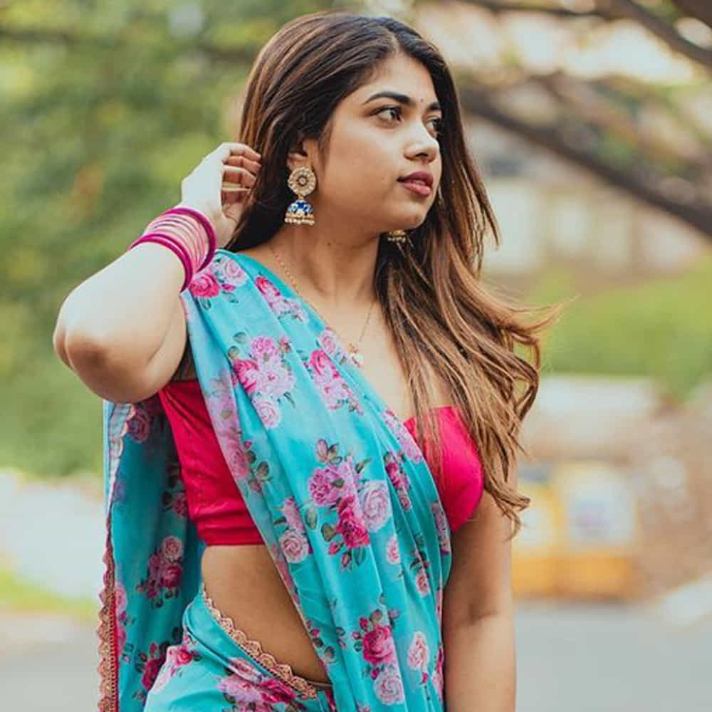 బుల్లి తెర బ్యూటీ రీతూ చౌదరి గురించి అందరికీ తెలిసే ఉంటుంది. యాంకర్గా కెరీర్ మొదలు పెట్టి.. సీరియల్స్లో తన నటనతో ఆకట్టుకుని రీతూ. టీవీ సీరియల్స్ నుంచి జబర్ధస్త్ షో లోకి ఎంట్రీ ఇచ్చింది. ప్రస్తుతం జబర్దస్త్ షోలో రాణిస్తోంది గాయత్రి అలియాస్ రీతూ చౌదరి. లేడీ కమెడియన్గా సత్తా చాటుకుంటూ.. సోషల్ మీడియాలో తన అందంతో ఈ ముద్దుగుమ్మ కుర్రకారును ఆకట్టుకుంటోంది ఈ బ్యూటీ. తాజాగా రీతూ చౌదరి షేర్ చేసిన ఓ ఫొటో నెట్టింట తెగ వైరల్ అవుతోంది.