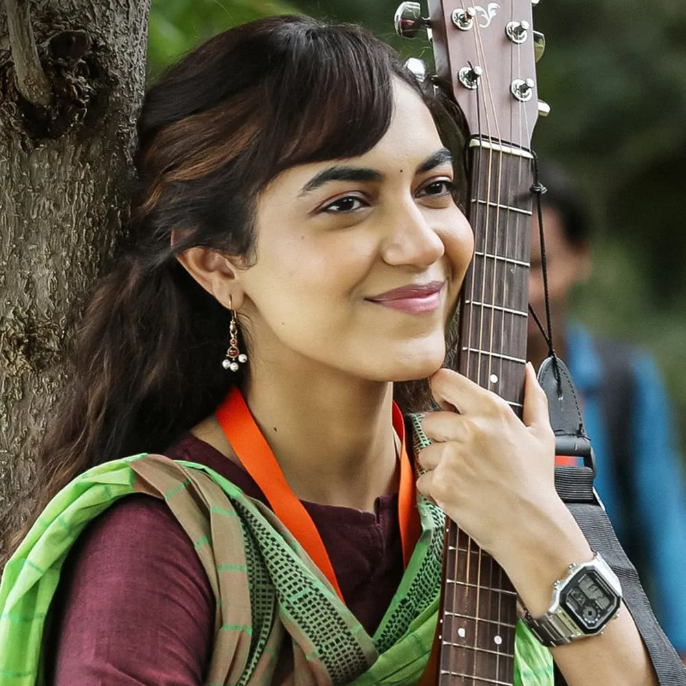 పెళ్లి చూపులు సినిమాతో తెలుగు అభిమానుల మనసు దోచుకున్న రీతూ వర్మ. ఆ తర్వాత కేశవ, నిన్నిలా నిన్నిలా, టక్ జగదీష్, వరుడు కావలెను వంటి చిత్రల్లో నటించి మెప్పించింది.ఇటీవలే శర్వానంద్ సరసన నటించిన 'ఒకే ఒక జీవితం' బ్లాక్ బూస్టర్ టాక్ తెచ్చుకుంది. ఇక ఇప్పుడు అటు, తెలుగు, తమిళం, మళయాలం చిత్రాల్లో కూడా అలరిస్తోంది.. అచ్చ తెలుగింటి అమ్మాయి మోడరన్ డ్రెస్ లో కూడా రీతూ వర్మ ఆకట్టుకుంటుంది.