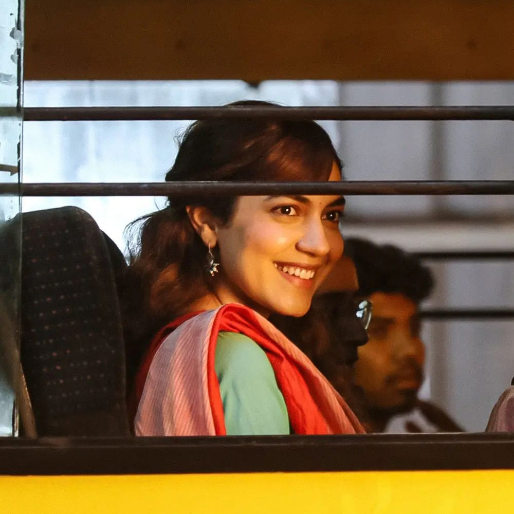 పెళ్లి చూపులు సినిమాతో తెలుగు అభిమానుల మనసు దోచుకున్న రీతూ వర్మ. ఆ తర్వాత కేశవ, నిన్నిలా నిన్నిలా, టక్ జగదీష్, వరుడు కావలెను వంటి చిత్రల్లో నటించి మెప్పించింది.ఇటీవలే శర్వానంద్ సరసన నటించిన 'ఒకే ఒక జీవితం' బ్లాక్ బూస్టర్ టాక్ తెచ్చుకుంది. ఇక ఇప్పుడు అటు, తెలుగు, తమిళం, మళయాలం చిత్రాల్లో కూడా అలరిస్తోంది.. అచ్చ తెలుగింటి అమ్మాయి మోడరన్ డ్రెస్ లో కూడా రీతూ వర్మ ఆకట్టుకుంటుంది.