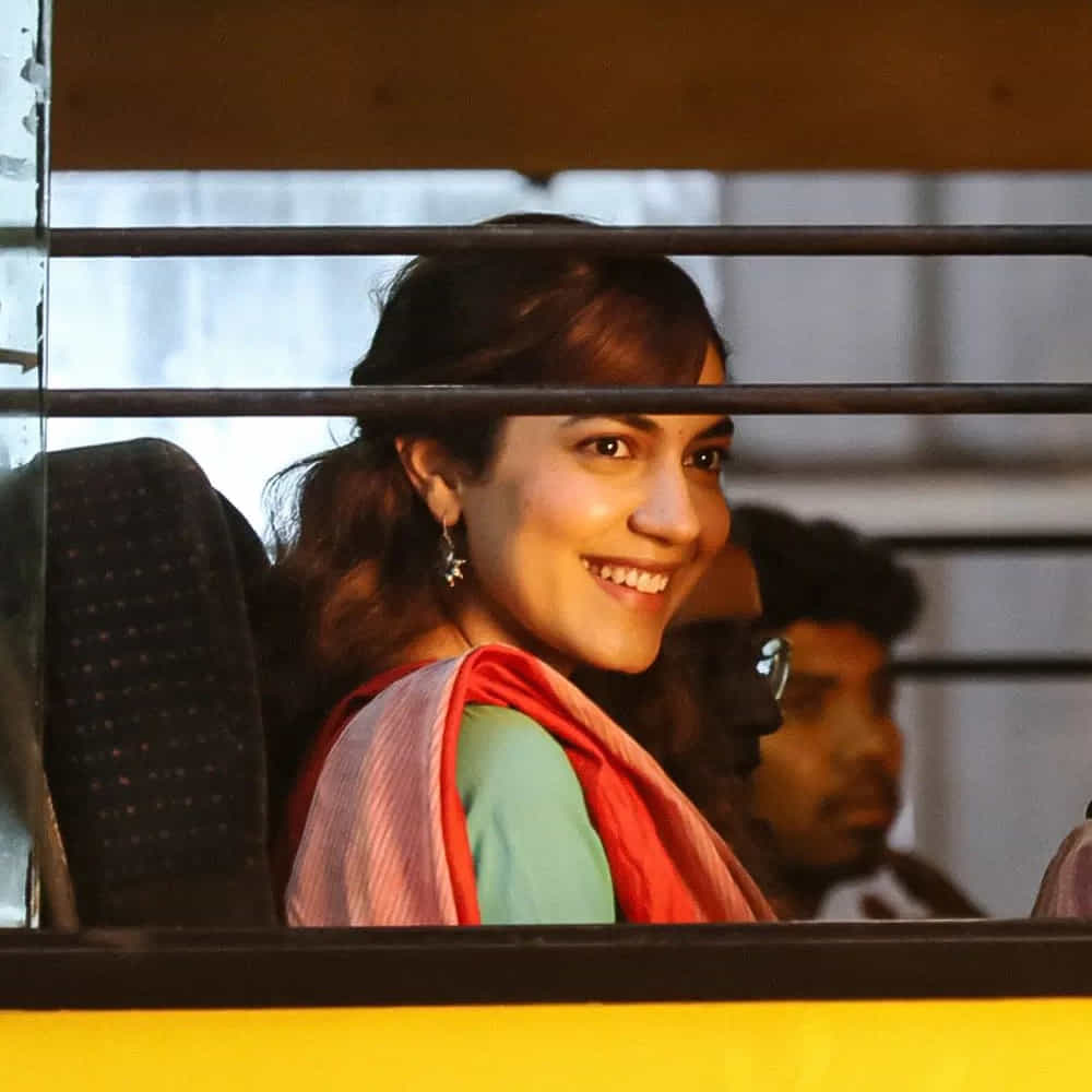 పెళ్లి చూపులు సినిమాతో తెలుగు అభిమానుల మనసు దోచుకున్న రీతూ వర్మ. ఆ తర్వాత కేశవ, నిన్నిలా నిన్నిలా, టక్ జగదీష్, వరుడు కావలెను వంటి చిత్రల్లో నటించి మెప్పించింది.ఇటీవలే శర్వానంద్ సరసన నటించిన 'ఒకే ఒక జీవితం' బ్లాక్ బూస్టర్ టాక్ తెచ్చుకుంది. ఇక ఇప్పుడు అటు, తెలుగు, తమిళం, మళయాలం చిత్రాల్లో కూడా అలరిస్తోంది.. అచ్చ తెలుగింటి అమ్మాయి మోడరన్ డ్రెస్ లో కూడా రీతూ వర్మ ఆకట్టుకుంటుంది.