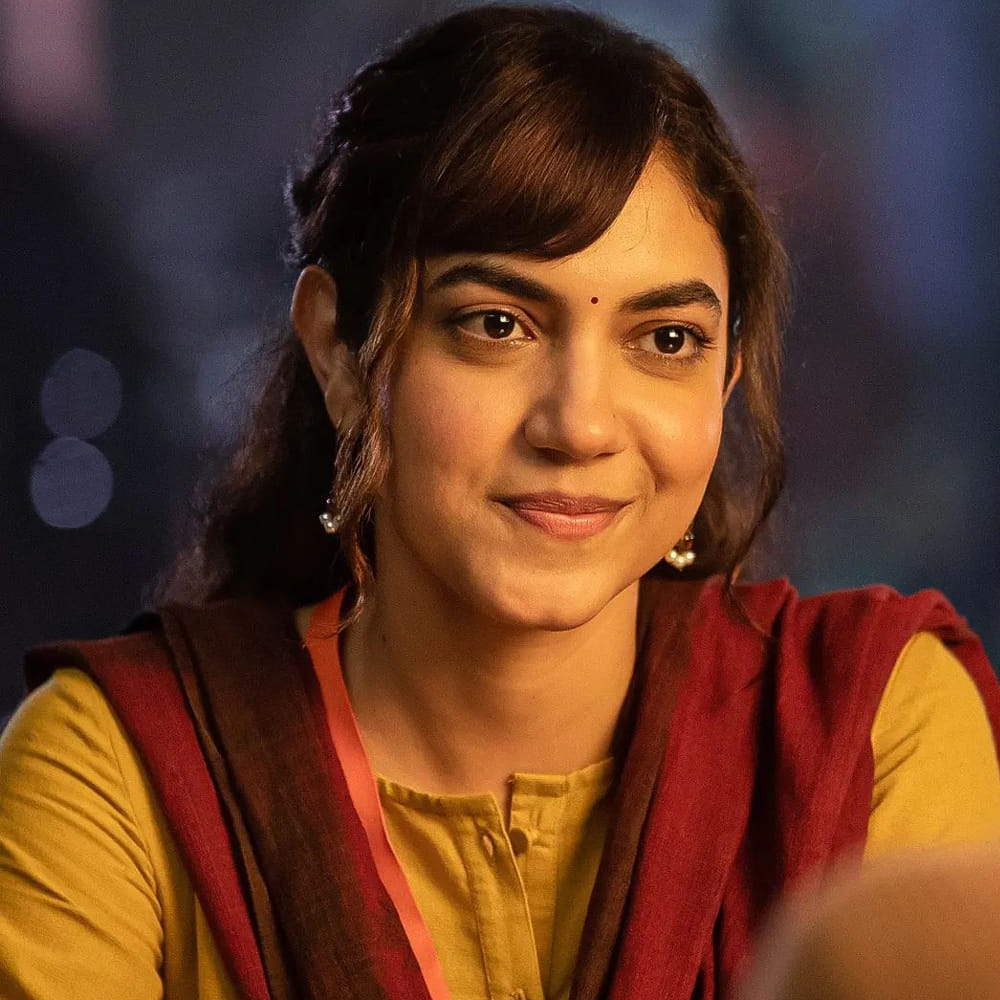 పెళ్లి చూపులు సినిమాతో తెలుగు అభిమానుల మనసు దోచుకున్న రీతూ వర్మ. ఆ తర్వాత కేశవ, నిన్నిలా నిన్నిలా, టక్ జగదీష్, వరుడు కావలెను వంటి చిత్రల్లో నటించి మెప్పించింది.ఇటీవలే శర్వానంద్ సరసన నటించిన 'ఒకే ఒక జీవితం' బ్లాక్ బూస్టర్ టాక్ తెచ్చుకుంది. ఇక ఇప్పుడు అటు, తెలుగు, తమిళం, మళయాలం చిత్రాల్లో కూడా అలరిస్తోంది.. అచ్చ తెలుగింటి అమ్మాయి మోడరన్ డ్రెస్ లో కూడా రీతూ వర్మ ఆకట్టుకుంటుంది.