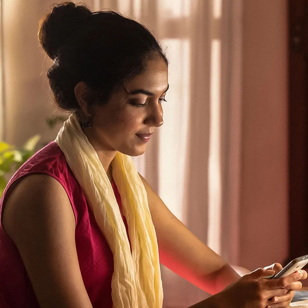 పెళ్లి చూపులు సినిమాతో తెలుగు అభిమానుల మనసు దోచుకున్న రీతూ వర్మ. ఆ తర్వాత కేశవ, నిన్నిలా నిన్నిలా, టక్ జగదీష్, వరుడు కావలెను వంటి చిత్రల్లో నటించి మెప్పించింది.ఇటీవలే శర్వానంద్ సరసన నటించిన 'ఒకే ఒక జీవితం' బ్లాక్ బూస్టర్ టాక్ తెచ్చుకుంది. ఇక ఇప్పుడు అటు, తెలుగు, తమిళం, మళయాలం చిత్రాల్లో కూడా అలరిస్తోంది.. అచ్చ తెలుగింటి అమ్మాయి మోడరన్ డ్రెస్ లో కూడా రీతూ వర్మ ఆకట్టుకుంటుంది.