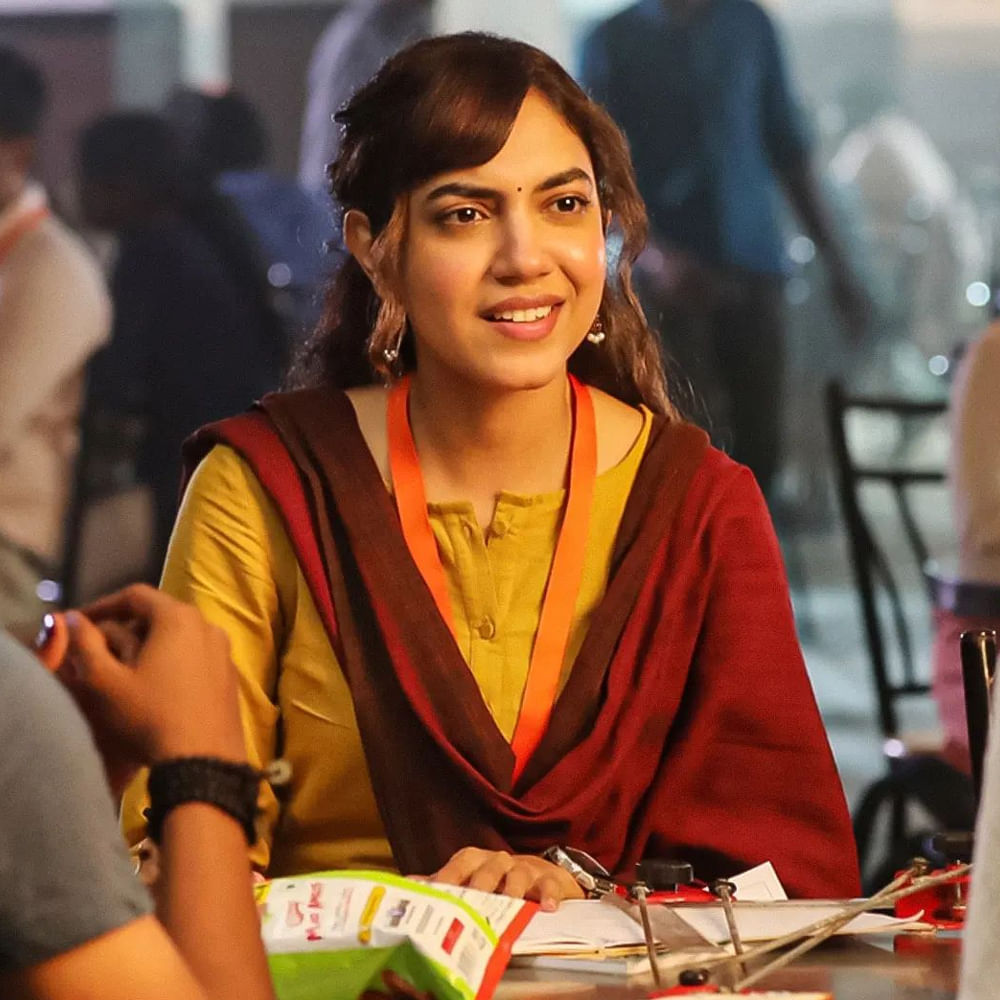 పెళ్లి చూపులు సినిమాతో తెలుగు అభిమానుల మనసు దోచుకున్న రీతూ వర్మ. ఆ తర్వాత కేశవ, నిన్నిలా నిన్నిలా, టక్ జగదీష్, వరుడు కావలెను వంటి చిత్రల్లో నటించి మెప్పించింది.ఇటీవలే శర్వానంద్ సరసన నటించిన 'ఒకే ఒక జీవితం' బ్లాక్ బూస్టర్ టాక్ తెచ్చుకుంది. ఇక ఇప్పుడు అటు, తెలుగు, తమిళం, మళయాలం చిత్రాల్లో కూడా అలరిస్తోంది.. అచ్చ తెలుగింటి అమ్మాయి మోడరన్ డ్రెస్ లో కూడా రీతూ వర్మ ఆకట్టుకుంటుంది.