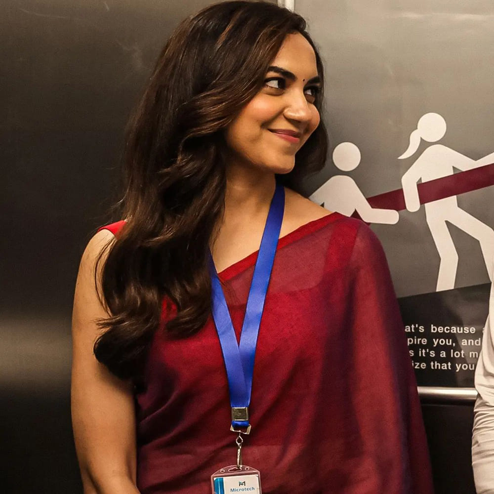 పెళ్లి చూపులు సినిమాతో తెలుగు అభిమానుల మనసు దోచుకున్న రీతూ వర్మ. ఆ తర్వాత కేశవ, నిన్నిలా నిన్నిలా, టక్ జగదీష్, వరుడు కావలెను వంటి చిత్రల్లో నటించి మెప్పించింది.ఇటీవలే శర్వానంద్ సరసన నటించిన 'ఒకే ఒక జీవితం' బ్లాక్ బూస్టర్ టాక్ తెచ్చుకుంది. ఇక ఇప్పుడు అటు, తెలుగు, తమిళం, మళయాలం చిత్రాల్లో కూడా అలరిస్తోంది.. అచ్చ తెలుగింటి అమ్మాయి మోడరన్ డ్రెస్ లో కూడా రీతూ వర్మ ఆకట్టుకుంటుంది.