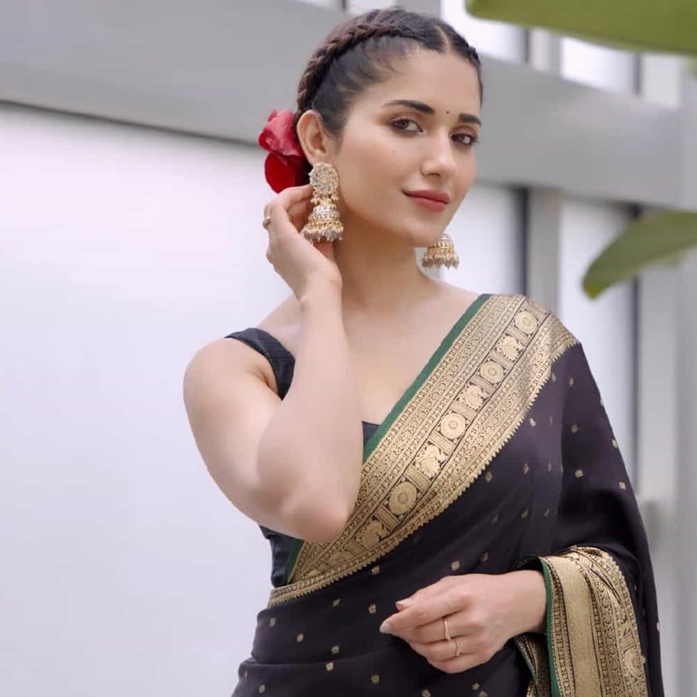 చి.ల.సౌ చిత్రంతో తెలుగుతెరకు పరిచయం అయింది రుహానీ శర్మ. కెరీర్ మొదట్లో కాస్త ట్రెడీషనల్గా కనిపించింది ఈ అమ్మడు. ఆ తర్వాత 'హిట్' చిత్రంలో విశ్వక్ సేన్ సరసన నటించి మెప్పించింది. ప్రస్తుతం వెంకటేష్ సైంధవ్ చిత్రంలో హీరోయిన్గా నటిస్తుంది. తాజాగా ఈ ముద్దుగుమ్మ సోషల్ మీడియాలో షేర్ చేసిన ఫోటోలు కుర్రాళ్లను ఆకట్టుకుంటున్నాయి.