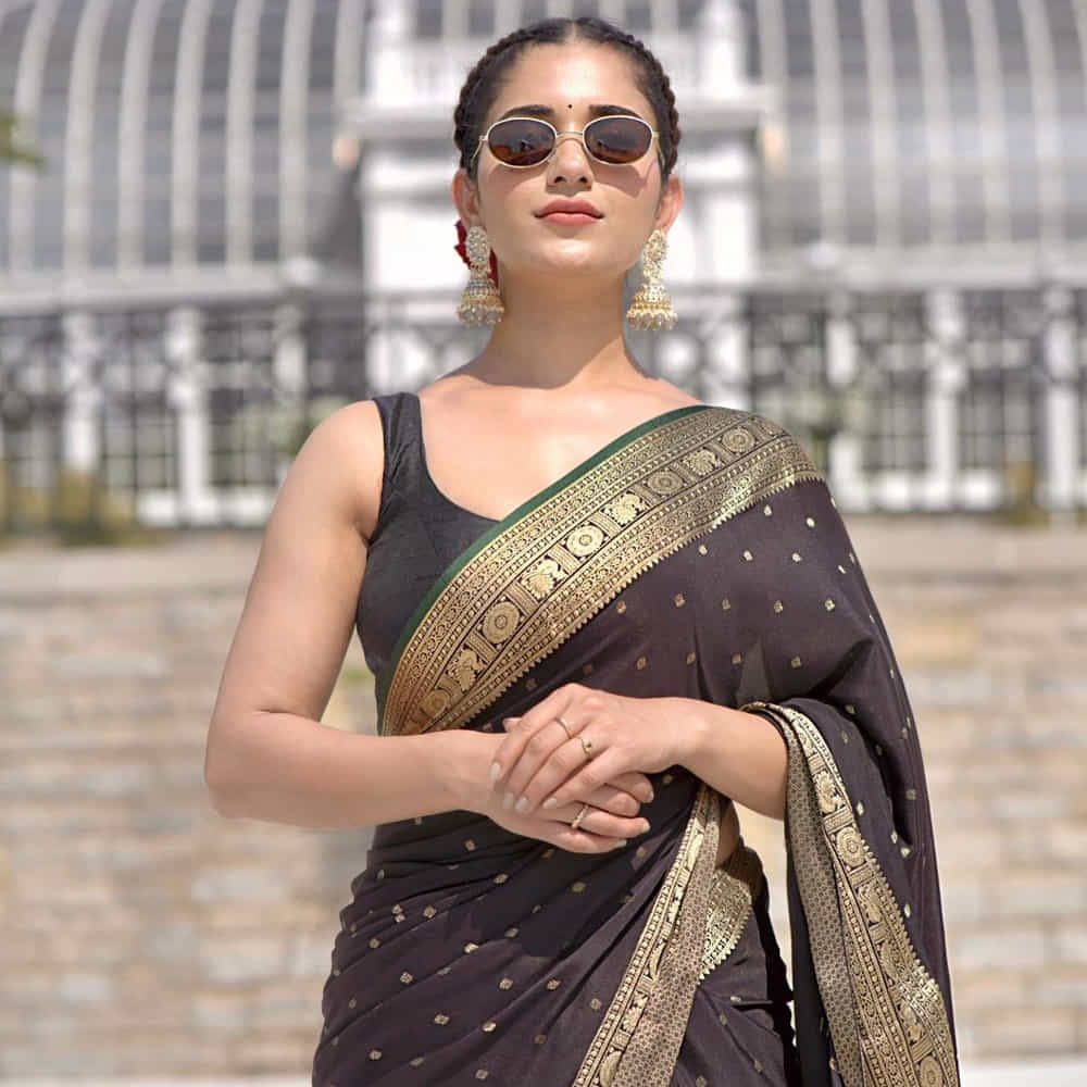 చి.ల.సౌ చిత్రంతో తెలుగుతెరకు పరిచయం అయింది రుహానీ శర్మ. కెరీర్ మొదట్లో కాస్త ట్రెడీషనల్గా కనిపించింది ఈ అమ్మడు. ఆ తర్వాత 'హిట్' చిత్రంలో విశ్వక్ సేన్ సరసన నటించి మెప్పించింది. ప్రస్తుతం వెంకటేష్ సైంధవ్ చిత్రంలో హీరోయిన్గా నటిస్తుంది. తాజాగా ఈ ముద్దుగుమ్మ సోషల్ మీడియాలో షేర్ చేసిన ఫోటోలు కుర్రాళ్లను ఆకట్టుకుంటున్నాయి.