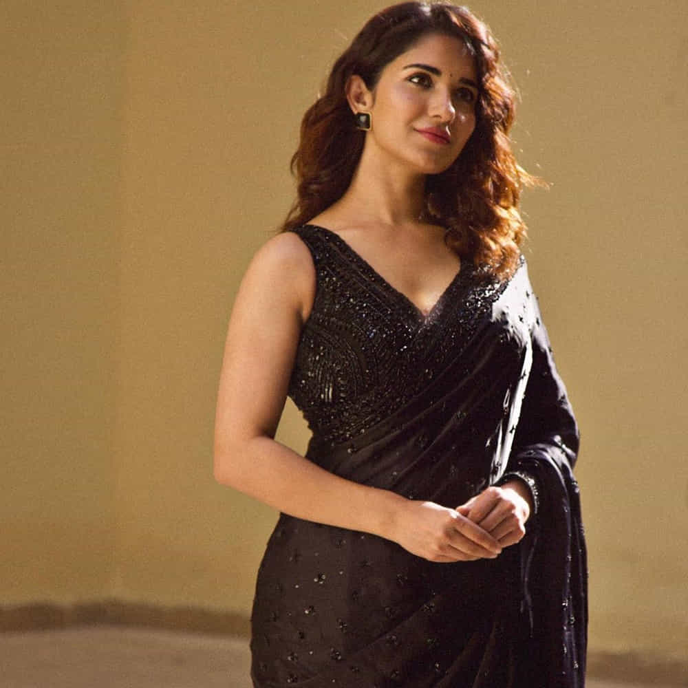 చి.ల.సౌ చిత్రంతో తెలుగుతెరకు పరిచయం అయింది రుహానీ శర్మ. కెరీర్ మొదట్లో కాస్త ట్రెడీషనల్గా కనిపించింది ఈ అమ్మడు. ఆ తర్వాత 'హిట్' చిత్రంలో విశ్వక్ సేన్ సరసన నటించి మెప్పించింది. ప్రస్తుతం వెంకటేష్ సైంధవ్ చిత్రంలో హీరోయిన్గా నటిస్తుంది. తాజాగా ఈ ముద్దుగుమ్మ సోషల్ మీడియాలో షేర్ చేసిన ఫోటోలు కుర్రాళ్లను ఆకట్టుకుంటున్నాయి.