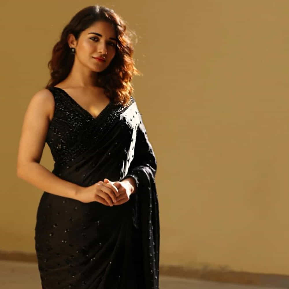 చి.ల.సౌ చిత్రంతో తెలుగుతెరకు పరిచయం అయింది రుహానీ శర్మ. కెరీర్ మొదట్లో కాస్త ట్రెడీషనల్గా కనిపించింది ఈ అమ్మడు. ఆ తర్వాత 'హిట్' చిత్రంలో విశ్వక్ సేన్ సరసన నటించి మెప్పించింది. ప్రస్తుతం వెంకటేష్ సైంధవ్ చిత్రంలో హీరోయిన్గా నటిస్తుంది. తాజాగా ఈ ముద్దుగుమ్మ సోషల్ మీడియాలో షేర్ చేసిన ఫోటోలు కుర్రాళ్లను ఆకట్టుకుంటున్నాయి.