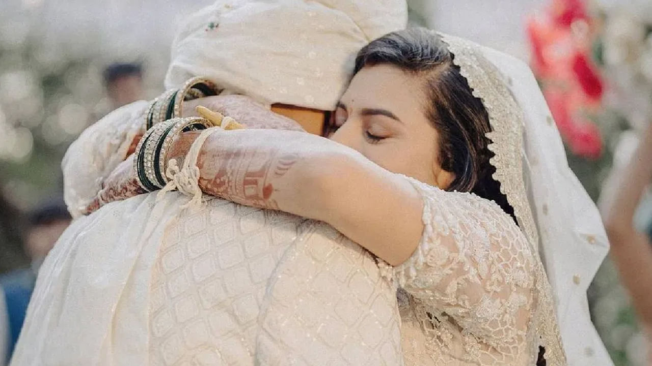 24 ఏళ్ల ఉత్కర్ష మీడియం పేస్ బౌలర్గా రాణించింది. ఆమె 2021లో లిస్ట్ ఏ క్రికెట్ ఆడింది. జూన్ 3, శనివారం వీరిద్దరూ ఏడడుగు నడిచారు. వివాహానికి సంబంధించిన ఫొటోలు తమ అధికారిక ఇన్స్టాగ్రామ్లో పంచుకున్నారు.