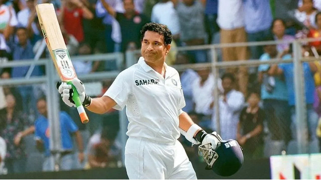 2. Sachin Tendulkar: The master blaster who scored 100 centuries in international cricket played 329 innings in 200 Test matches.  Sachin scored 6 double centuries in this sequence followed by Kohli. 