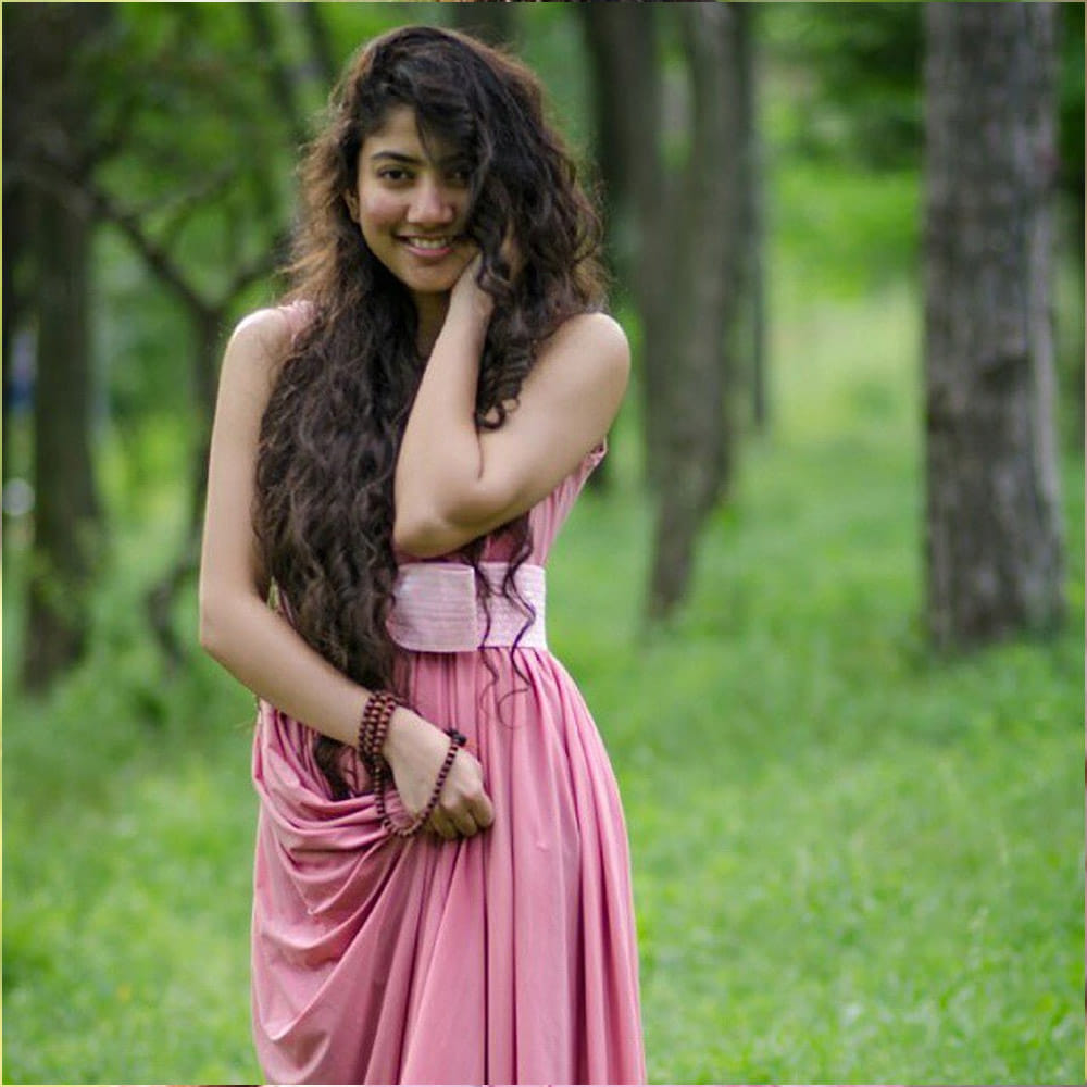  ఇక ఈ చిత్రంలో న్యాచురల్ బ్యూటీ సాయి పల్లవి నటించనుందని టాక్ వినిపిస్తుంది. 