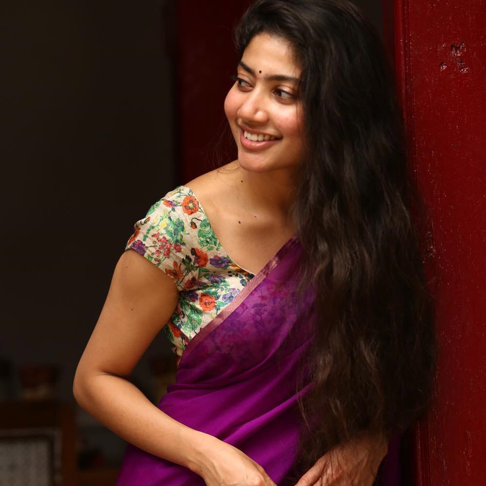 ఇందులో ఎన్టీఆర్ సతీమణిగా సాయి పల్లవి కనిపించనుందని ఫిల్మ్ సర్కిల్లో వార్తలు వినిపిస్తున్నాయి. 