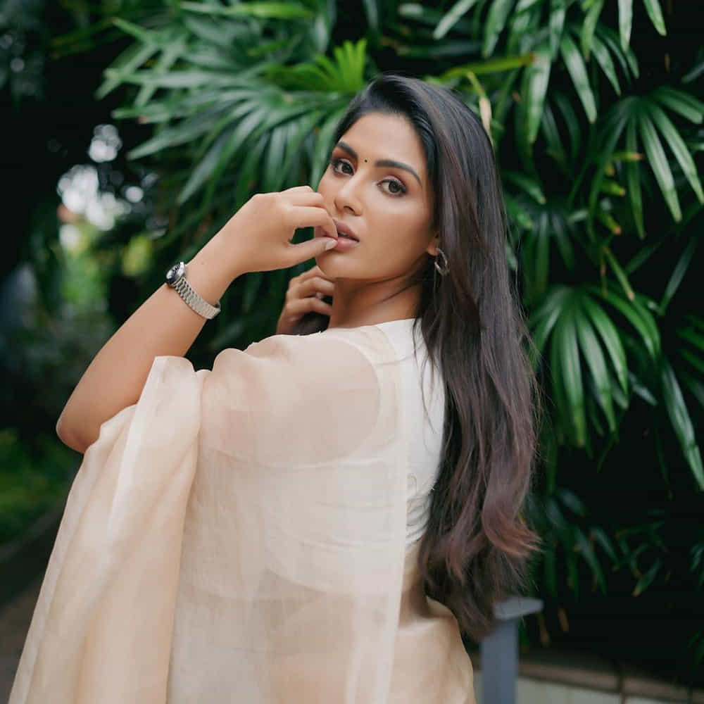 భీమ్లానాయక్ చిత్రంతో తెలుగు తెరకు పరిచయం అయింది తెలుగు తెరకు పరిచయమైంది సంయుక్త మీనన్. ఈ చిత్రంలో రానా భార్యగా కనిపించి నటనపరంగా ప్రశంసలు అందుకున్నారు. ఆ తర్వాత కళ్యాణ్ రామ్ హీరోగా నటించిన బింబిసార సినిమాలో చేసింది. ధనుష్ సార్ సినిమాలో హీరోయిన్గా మరో హిట్ అందుకుంది. ఇటీవలి విరూపాక్ష చిత్రంలో తన నటనతో ప్రేక్షకుల ఆకట్టుకుంది ఈ ముద్దుగుమ్మ. ఇప్పుడు వరుస సినిమాలతో బిజీగా ఉంది ఈ భామ. తాజాగా ఈ బ్యూటీ షేర్ చేసిన ఫొటోస్ వైరల్ గా మారాయి.