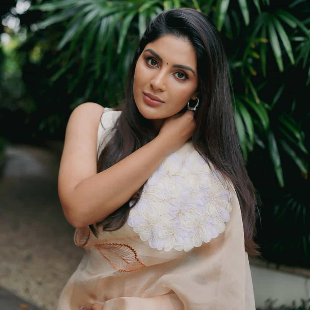 భీమ్లానాయక్ చిత్రంతో తెలుగు తెరకు పరిచయం అయింది తెలుగు తెరకు పరిచయమైంది సంయుక్త మీనన్. ఈ చిత్రంలో రానా భార్యగా కనిపించి నటనపరంగా ప్రశంసలు అందుకున్నారు. ఆ తర్వాత కళ్యాణ్ రామ్ హీరోగా నటించిన బింబిసార సినిమాలో చేసింది. ధనుష్ సార్ సినిమాలో హీరోయిన్గా మరో హిట్ అందుకుంది. ఇటీవలి విరూపాక్ష చిత్రంలో తన నటనతో ప్రేక్షకుల ఆకట్టుకుంది ఈ ముద్దుగుమ్మ. ఇప్పుడు వరుస సినిమాలతో బిజీగా ఉంది ఈ భామ. తాజాగా ఈ బ్యూటీ షేర్ చేసిన ఫొటోస్ వైరల్ గా మారాయి.