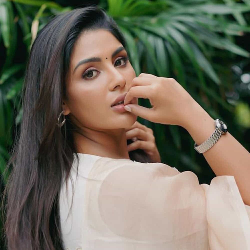 భీమ్లానాయక్ చిత్రంతో తెలుగు తెరకు పరిచయం అయింది తెలుగు తెరకు పరిచయమైంది సంయుక్త మీనన్. ఈ చిత్రంలో రానా భార్యగా కనిపించి నటనపరంగా ప్రశంసలు అందుకున్నారు. ఆ తర్వాత కళ్యాణ్ రామ్ హీరోగా నటించిన బింబిసార సినిమాలో చేసింది. ధనుష్ సార్ సినిమాలో హీరోయిన్గా మరో హిట్ అందుకుంది. ఇటీవలి విరూపాక్ష చిత్రంలో తన నటనతో ప్రేక్షకుల ఆకట్టుకుంది ఈ ముద్దుగుమ్మ. ఇప్పుడు వరుస సినిమాలతో బిజీగా ఉంది ఈ భామ. తాజాగా ఈ బ్యూటీ షేర్ చేసిన ఫొటోస్ వైరల్ గా మారాయి.