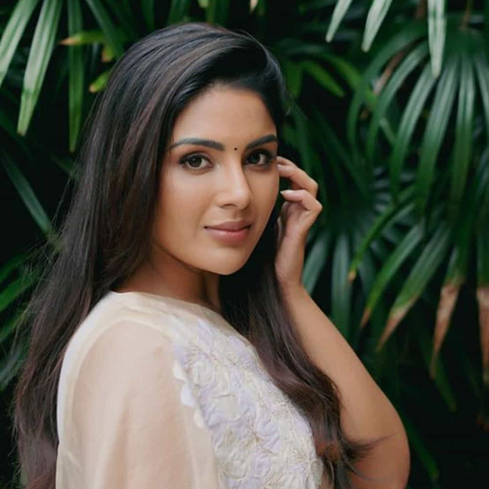 భీమ్లానాయక్ చిత్రంతో తెలుగు తెరకు పరిచయం అయింది తెలుగు తెరకు పరిచయమైంది సంయుక్త మీనన్. ఈ చిత్రంలో రానా భార్యగా కనిపించి నటనపరంగా ప్రశంసలు అందుకున్నారు. ఆ తర్వాత కళ్యాణ్ రామ్ హీరోగా నటించిన బింబిసార సినిమాలో చేసింది. ధనుష్ సార్ సినిమాలో హీరోయిన్గా మరో హిట్ అందుకుంది. ఇటీవలి విరూపాక్ష చిత్రంలో తన నటనతో ప్రేక్షకుల ఆకట్టుకుంది ఈ ముద్దుగుమ్మ. ఇప్పుడు వరుస సినిమాలతో బిజీగా ఉంది ఈ భామ. తాజాగా ఈ బ్యూటీ షేర్ చేసిన ఫొటోస్ వైరల్ గా మారాయి.