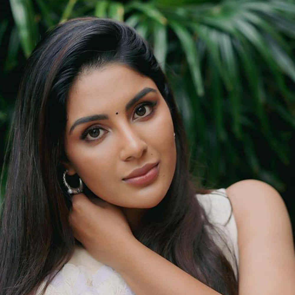 భీమ్లానాయక్ చిత్రంతో తెలుగు తెరకు పరిచయం అయింది తెలుగు తెరకు పరిచయమైంది సంయుక్త మీనన్. ఈ చిత్రంలో రానా భార్యగా కనిపించి నటనపరంగా ప్రశంసలు అందుకున్నారు. ఆ తర్వాత కళ్యాణ్ రామ్ హీరోగా నటించిన బింబిసార సినిమాలో చేసింది. ధనుష్ సార్ సినిమాలో హీరోయిన్గా మరో హిట్ అందుకుంది. ఇటీవలి విరూపాక్ష చిత్రంలో తన నటనతో ప్రేక్షకుల ఆకట్టుకుంది ఈ ముద్దుగుమ్మ. ఇప్పుడు వరుస సినిమాలతో బిజీగా ఉంది ఈ భామ. తాజాగా ఈ బ్యూటీ షేర్ చేసిన ఫొటోస్ వైరల్ గా మారాయి.