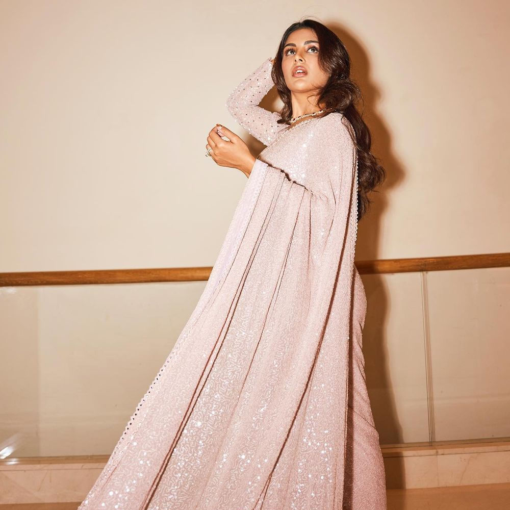 భీమ్లా నాయక్ చిత్రంతో టాలీవుడ్ లోకి అరంగేట్రం చేసింది సంయుక్త మీనన్. తర్వాత కళ్యాణ్ రామ్ బింబిసారాలో కనిపించింది ఈ భామ. దీని ధనుష్ పక్కన సార్ చిత్రంతో ఆకట్టుకుంది ఈ వయ్యారి. ఇటీవల విరూపాక్ష చిత్రంతో ప్రేక్షకులను భయపెట్టింది ఈ ముద్దుగుమ్మ. తెలుగులో చేసిన అన్ని చిత్రాలు బ్లాక్ బస్టర్ కావడంతో ఈమెను గోల్డెన్ లెగ్  అంటున్నారు సినీప్రముఖులు.