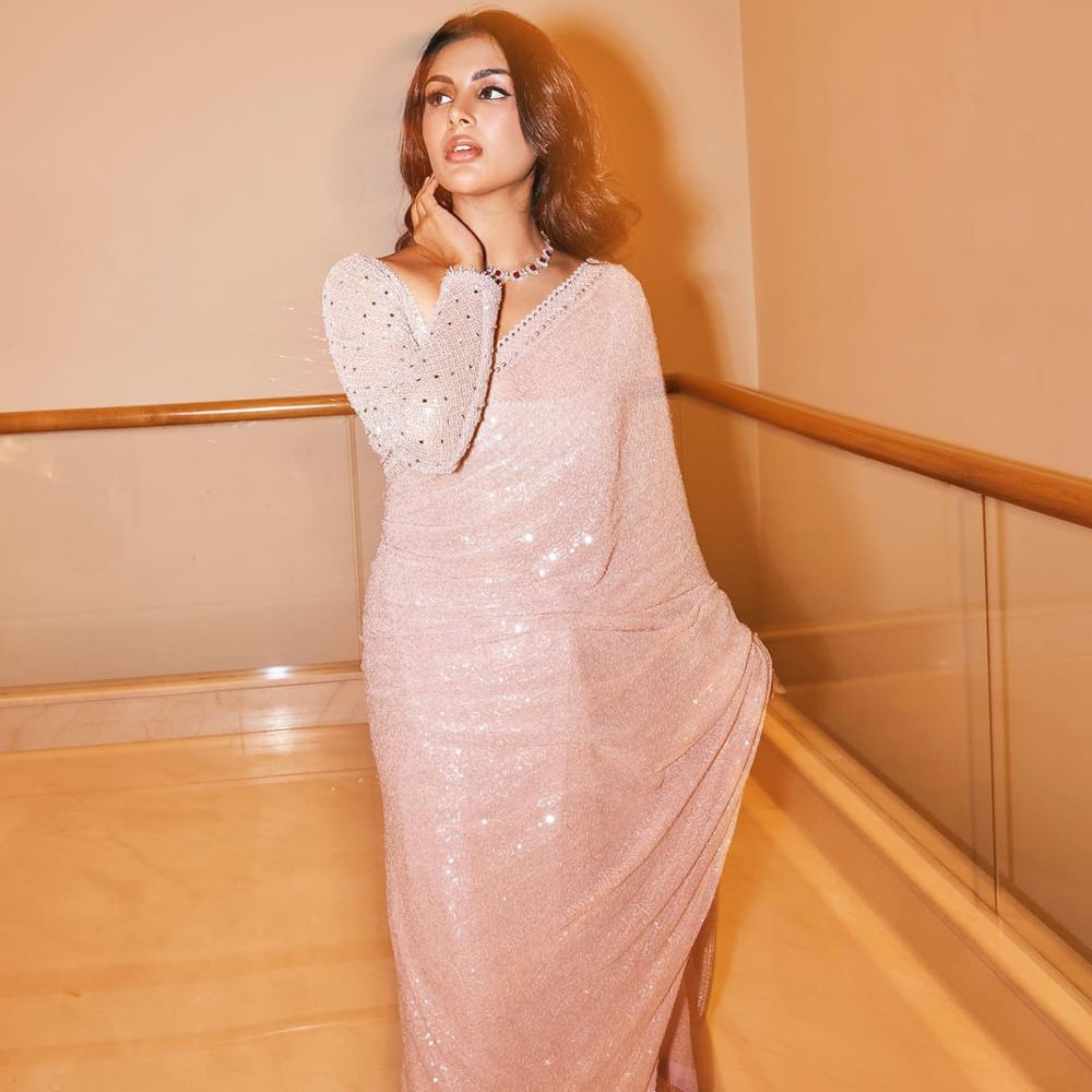 భీమ్లా నాయక్ చిత్రంతో టాలీవుడ్ లోకి అరంగేట్రం చేసింది సంయుక్త మీనన్. తర్వాత కళ్యాణ్ రామ్ బింబిసారాలో కనిపించింది ఈ భామ. దీని ధనుష్ పక్కన సార్ చిత్రంతో ఆకట్టుకుంది ఈ వయ్యారి. ఇటీవల విరూపాక్ష చిత్రంతో ప్రేక్షకులను భయపెట్టింది ఈ ముద్దుగుమ్మ. తెలుగులో చేసిన అన్ని చిత్రాలు బ్లాక్ బస్టర్ కావడంతో ఈమెను గోల్డెన్ లెగ్  అంటున్నారు సినీప్రముఖులు.