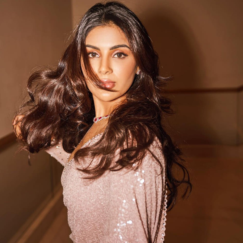 భీమ్లా నాయక్ చిత్రంతో టాలీవుడ్ లోకి అరంగేట్రం చేసింది సంయుక్త మీనన్. తర్వాత కళ్యాణ్ రామ్ బింబిసారాలో కనిపించింది ఈ భామ. దీని ధనుష్ పక్కన సార్ చిత్రంతో ఆకట్టుకుంది ఈ వయ్యారి. ఇటీవల విరూపాక్ష చిత్రంతో ప్రేక్షకులను భయపెట్టింది ఈ ముద్దుగుమ్మ. తెలుగులో చేసిన అన్ని చిత్రాలు బ్లాక్ బస్టర్ కావడంతో ఈమెను గోల్డెన్ లెగ్  అంటున్నారు సినీప్రముఖులు.