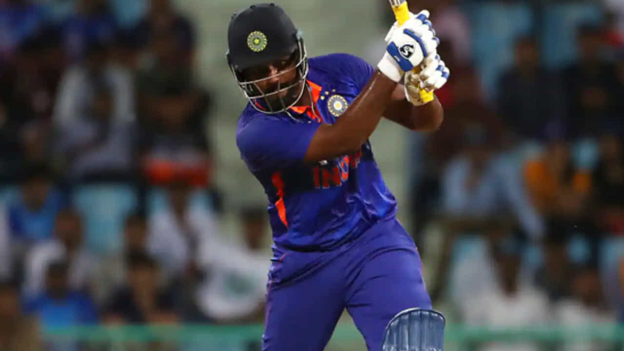 ముఖ్యంగా వెస్టిండీస్ వన్డే సిరీస్ సంజూ శాంసన్కు చాలా కీలకమైనదిగా పేర్కొంటున్నారు. ఎందుకంటే ఈ సంవత్సరం ప్రపంచ కప్ కూడా జరగనుంది. సంజు బాగా రాణిస్తే ప్రపంచ కప్ జట్టులో అవకాశం పొందవచ్చని భావిస్తున్నారు.